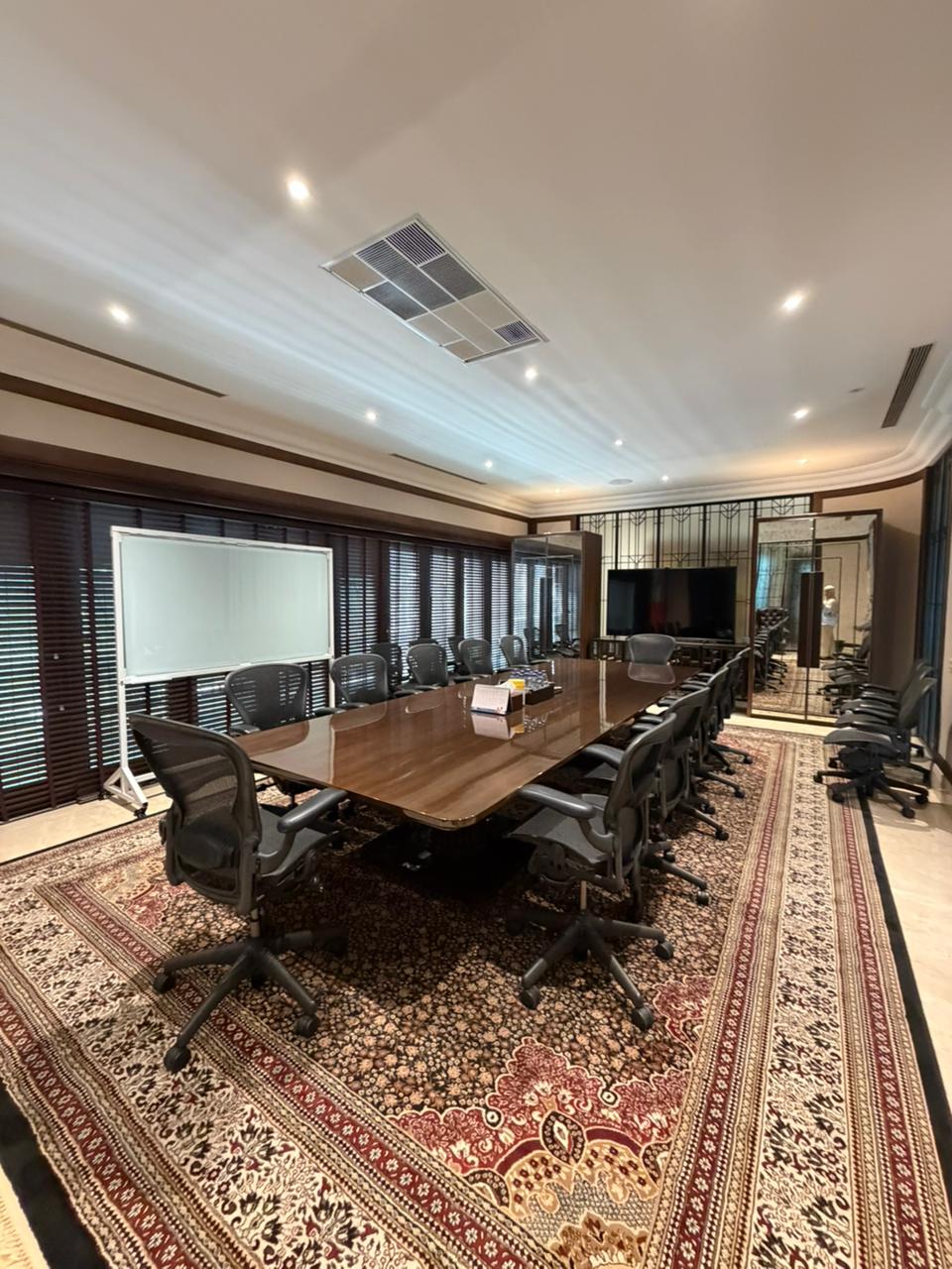 Tanah & Bangunan Komersil 2 Lantai di Menteng — Property Photo 2