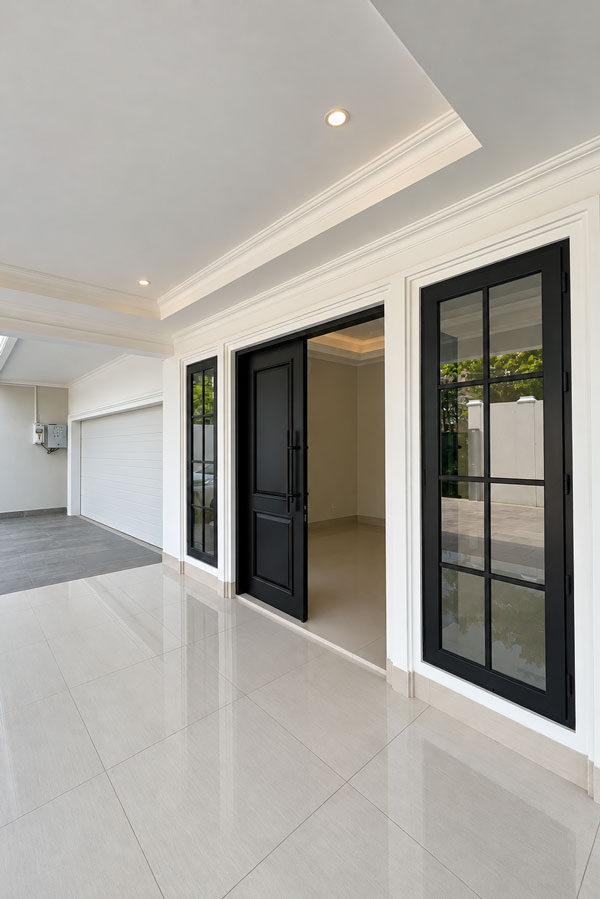 Pintu masuk dan foyer rumah di Kemang Timur Raya