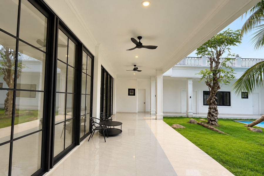 Teras belakang dan kolam renang pribadi rumah di Kemang